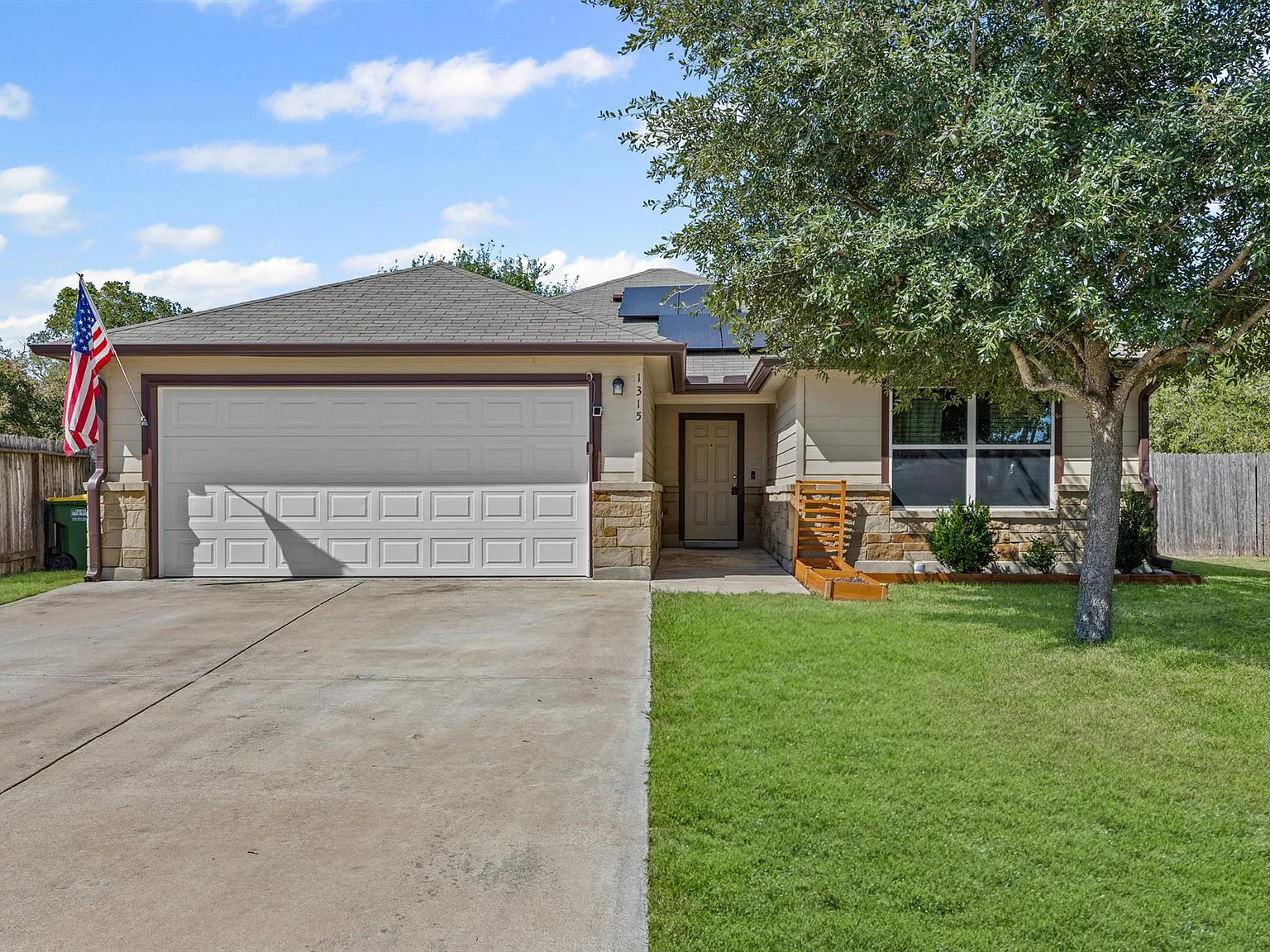 3 bed, 2.0 bath, 1760 sqft, $1,800 — Photo 2