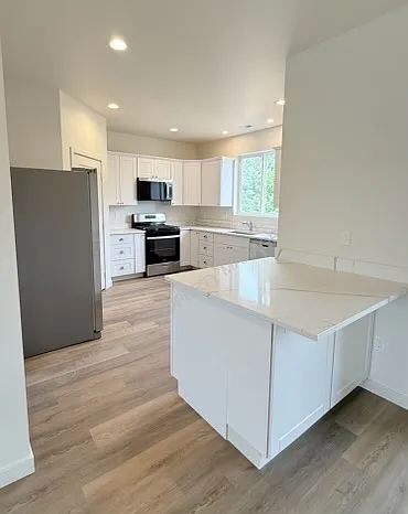 611 W 2nd Ave — Photo 16
