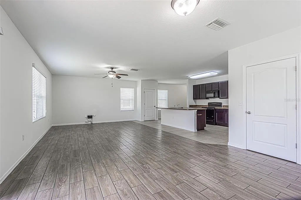 4 bed, 2.5 bath, 2328 sqft, $2,500 — Photo 4