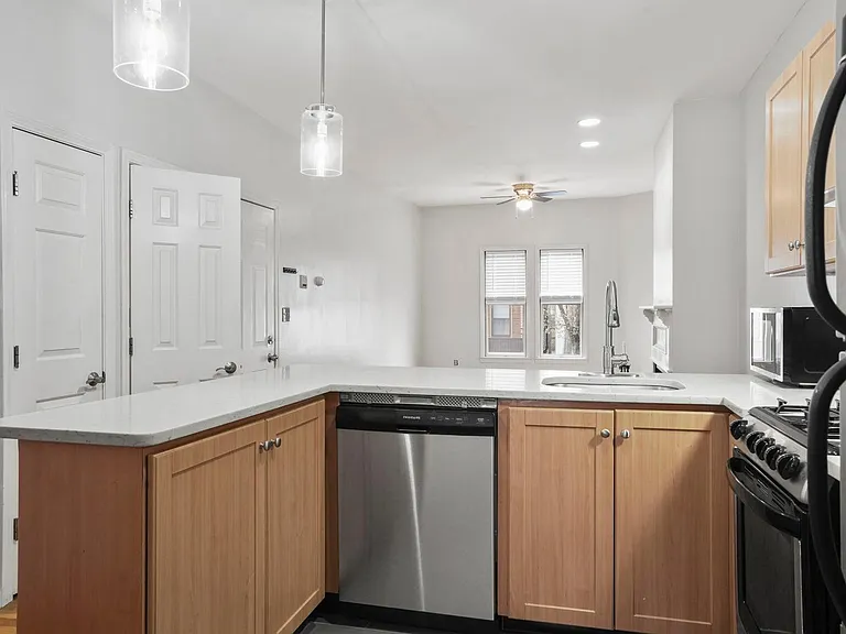 190 W 7th St #1 — Photo 3