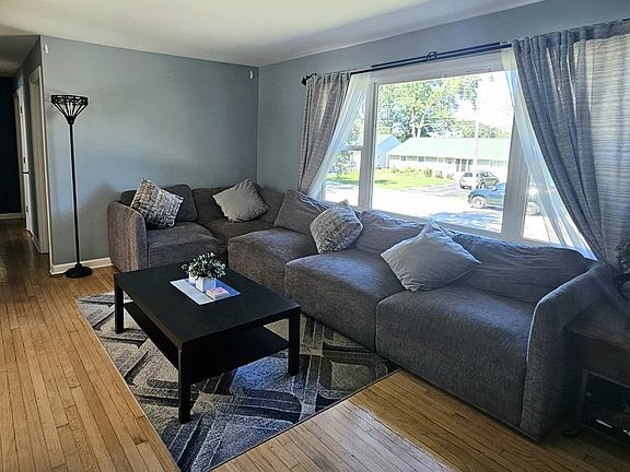 3rd image of 10027 Huntington Ct