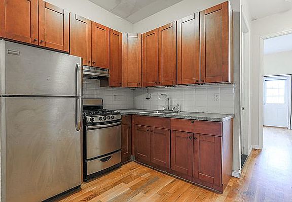 5th image of 242 Howard Ave APT 1L