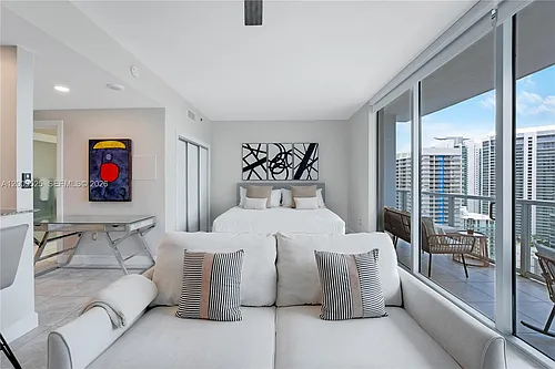 1060 Brickell Ave Photo 1