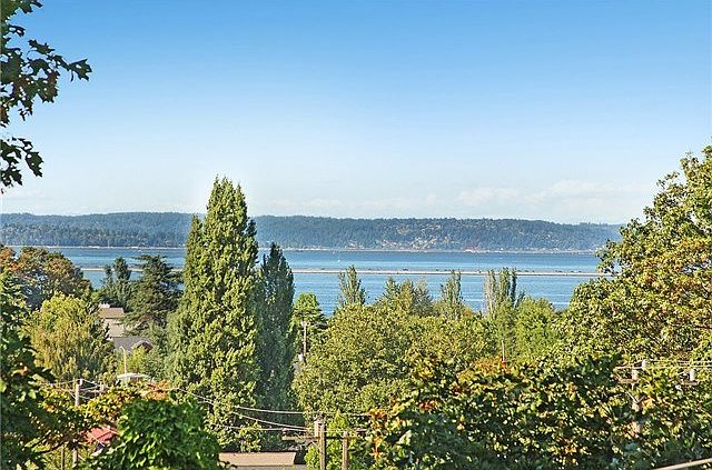 Sweeping views of Lake Washington, and (on a clear day) Mount Ba