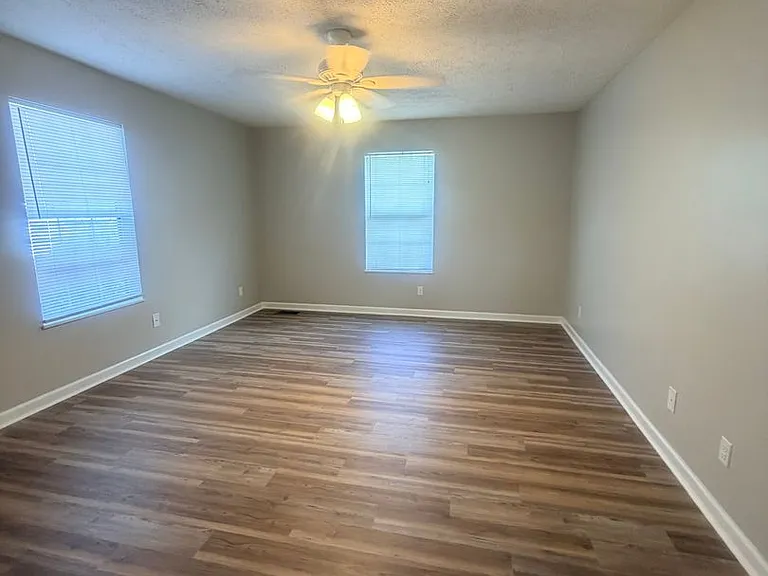 2519 Cedar Ln NE — Photo 11