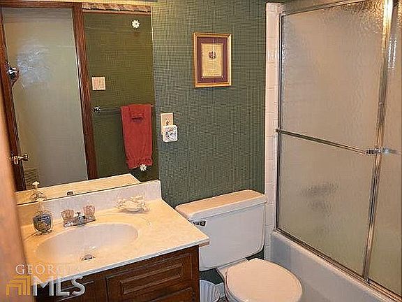 3rd image of 2505 Country Club Dr SE