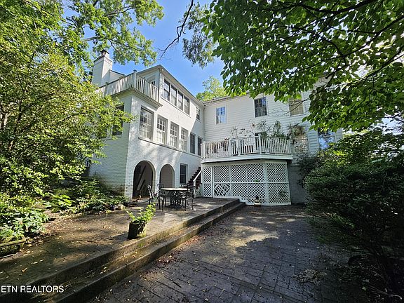3rd image of 942 Scenic Dr