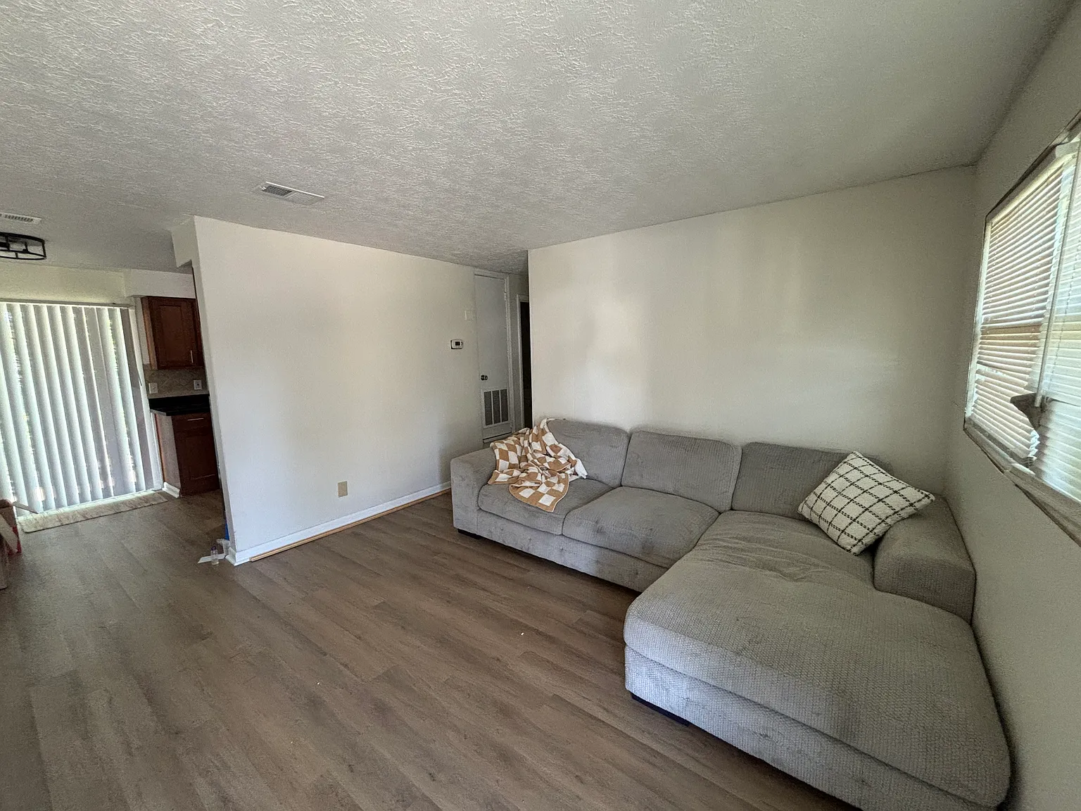 3 bed, 920 sqft, $2,000 — Photo 3