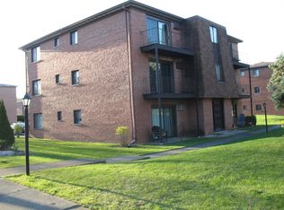 709 W 65th St APT 4, Westmont, IL 60559
