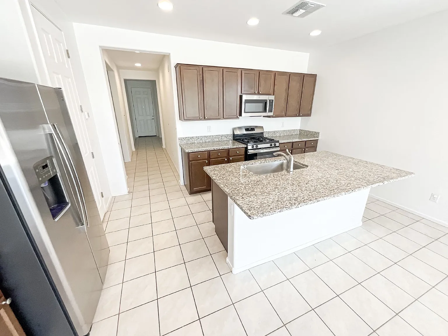 261 E Tahiti Dr — Photo 4