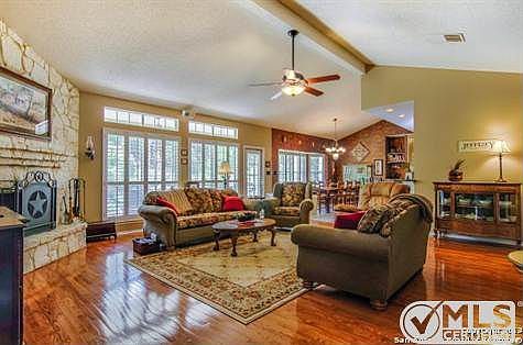 5th image of 621 Elm Valley Dr