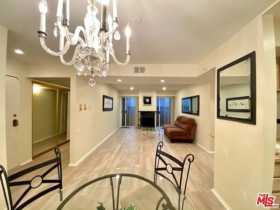 2 bed, 2.5 bath, 907 sqft, $4,100 — Photo 3