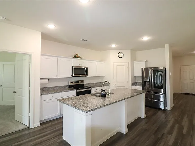 736 Richmond Dr — Photo 16