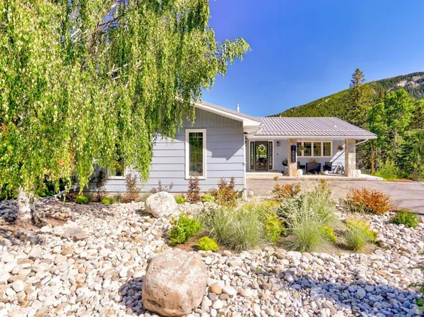 13521 S 15th Ave, Crowsnest Pass, AB T0K 0E0