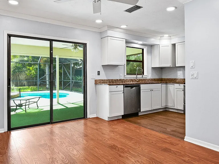 2374 SE Marseille St — Photo 8