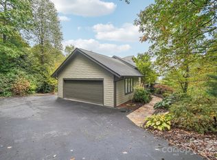 107 Woodglen Ct, Flat Rock, NC 28731