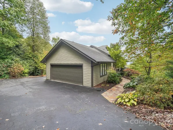 107 Woodglen Ct, Flat Rock, NC 28731