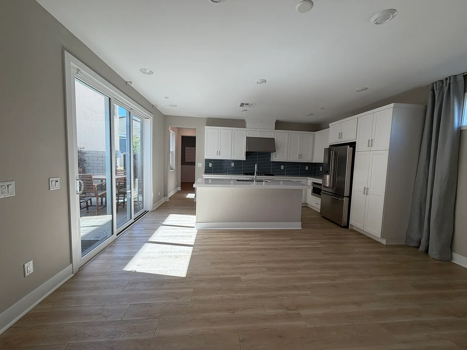4 bed, 2.5 bath, 1974 sqft, $4,500 — Photo 1