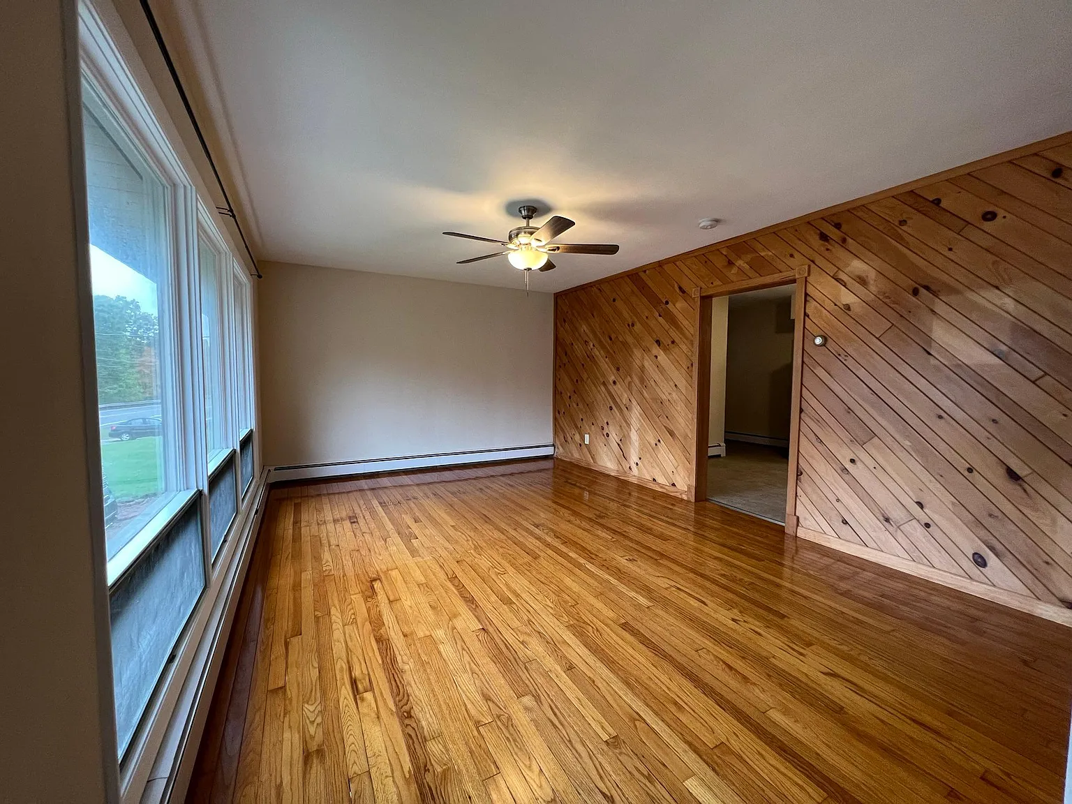 562 Woodlawn Ave — Photo 4