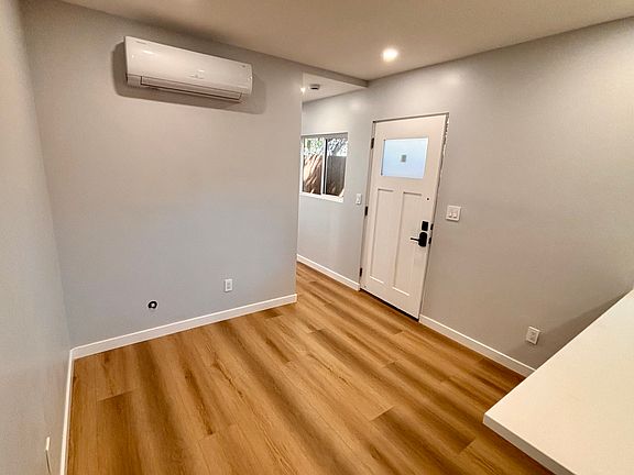 5th image of 129 Woodlawn Ave