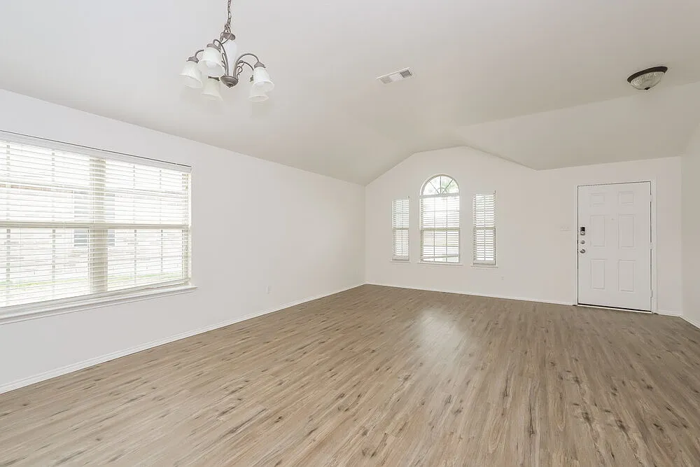4 bed, 2.0 bath, 2136 sqft, $2,455 — Photo 4
