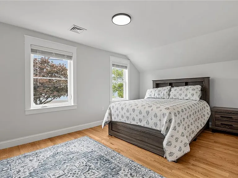 484 Thames St — Photo 14