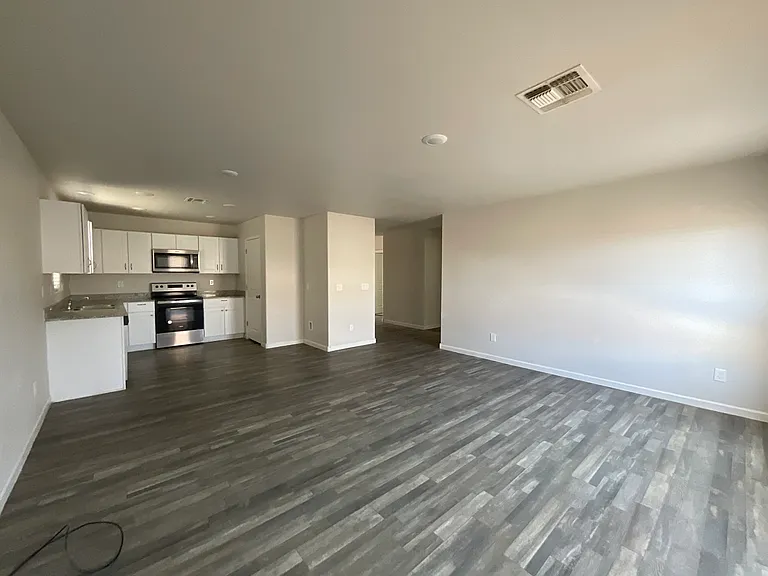 2405 Village Dr — Photo 4