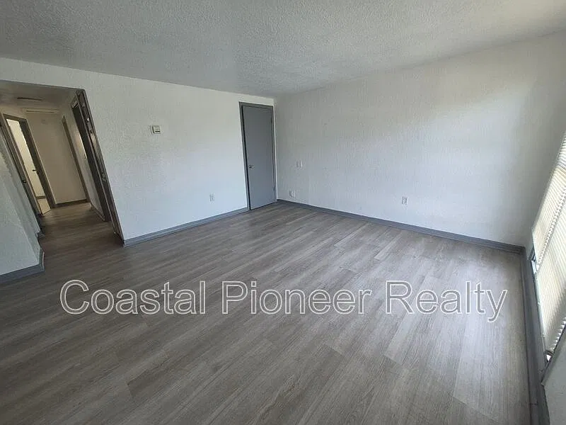 4 bed, 2.0 bath, 1064 sqft, $2,000 — Photo 4