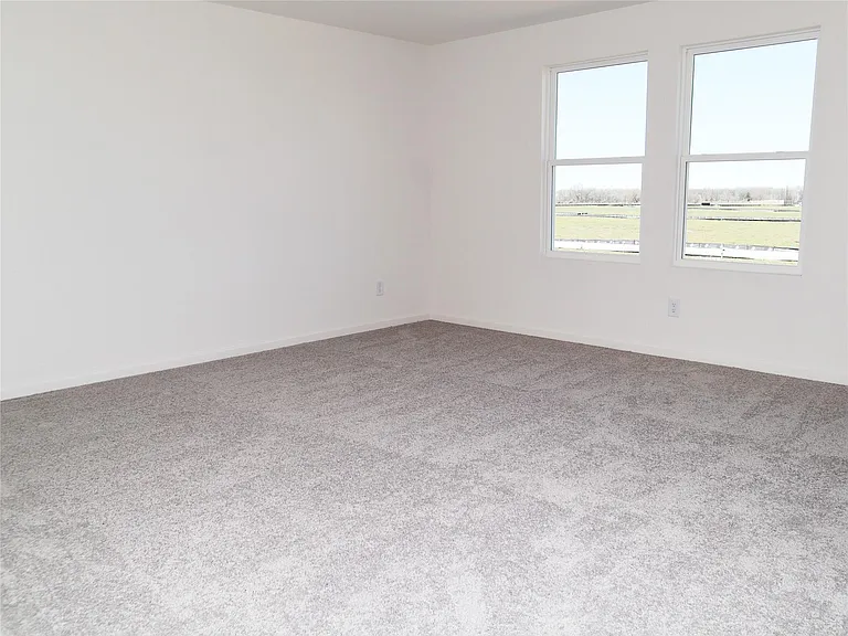 831 Lexington Ln — Photo 9