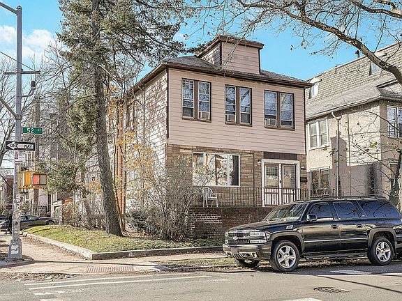 4th image of 1692 52nd St