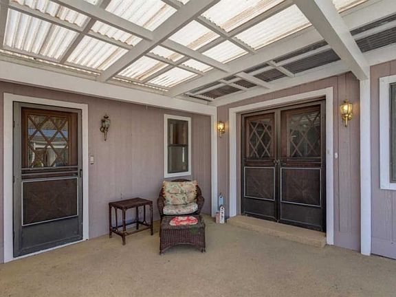 5th image of 20 Poinsettia Gardens Dr