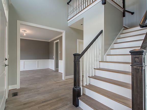 3rd image of 16 Hawthorne Ln