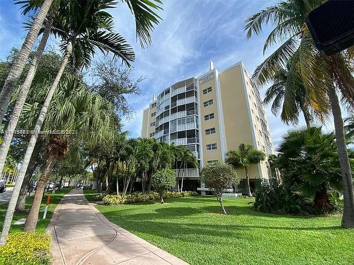 1st image of 555 Crandon Blvd APT 21