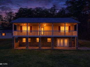 1429 Windsor Dr, Dandridge, TN 37725
