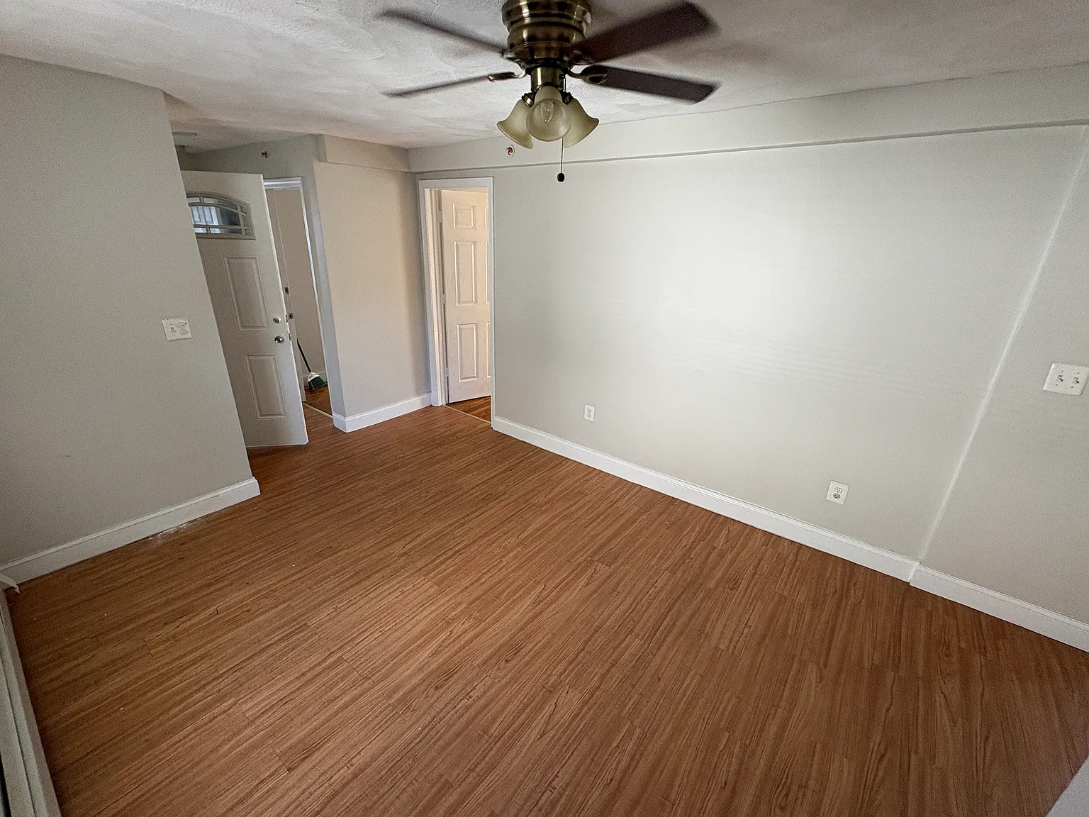 3 bed, 1.5 bath, $4,000 — Photo 3