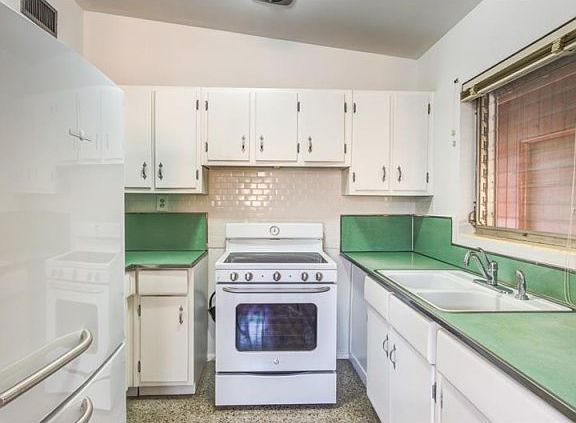 5th image of 2628 Laurel Ave