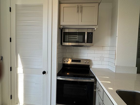 Full blown kitchen Owen and microwave