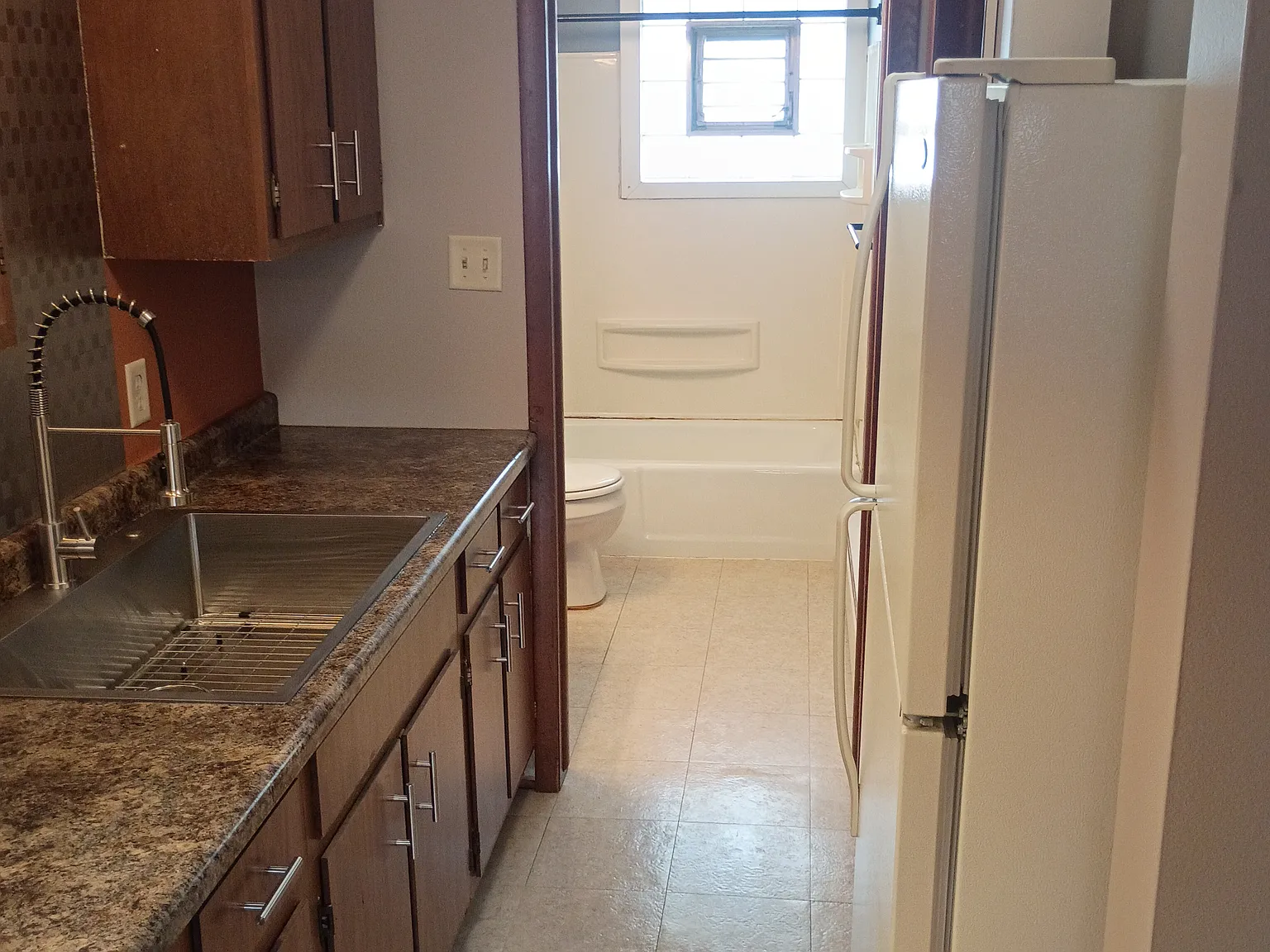 1 bed, 650 sqft, $1,050 — Photo 4