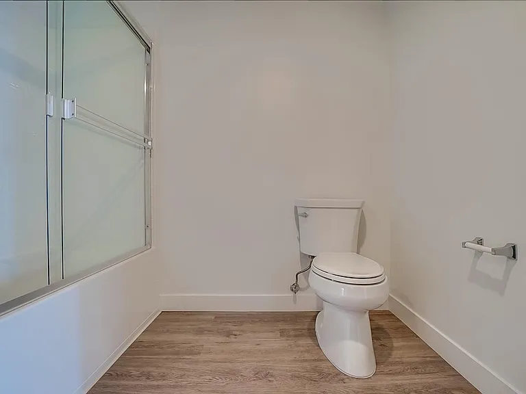6015 Woodman Ave #201 — Photo 28