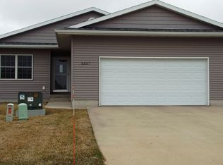 5557 Summerland Dr, Waterloo, IA 50701