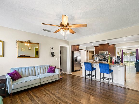 4th image of 1354 River Hills Cir E