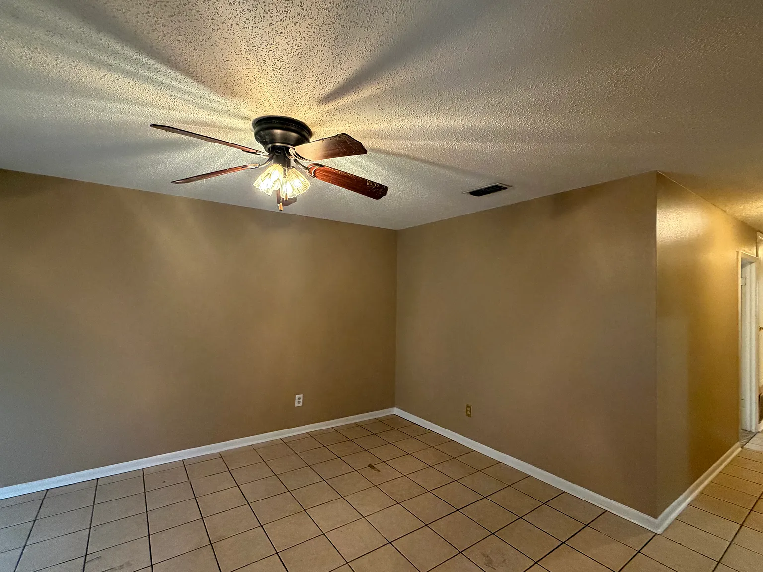 4 bed, 1.5 bath, 1263 sqft, $1,400 — Photo 3