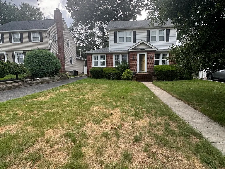 734 Greenwood Rd — Photo 2