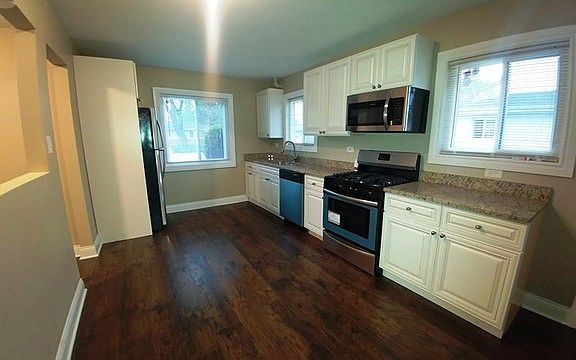3rd image of 1319 Balmoral Ave