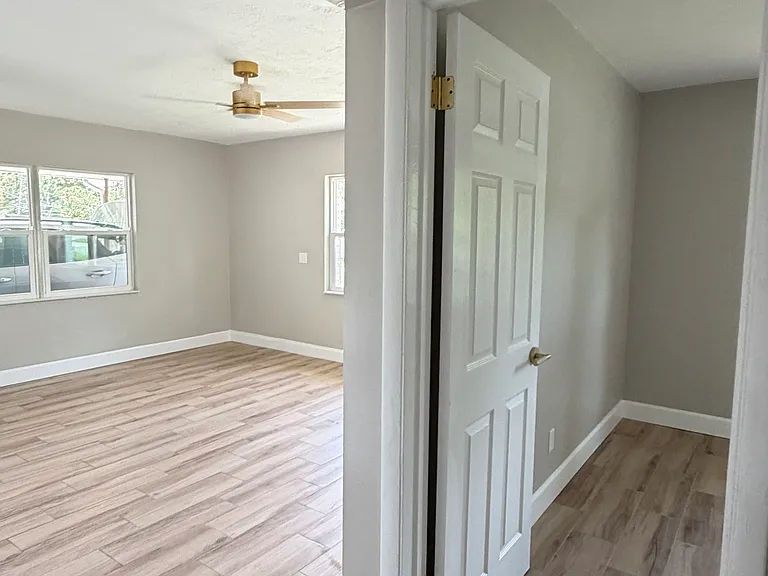 1733 Gladys St — Photo 12