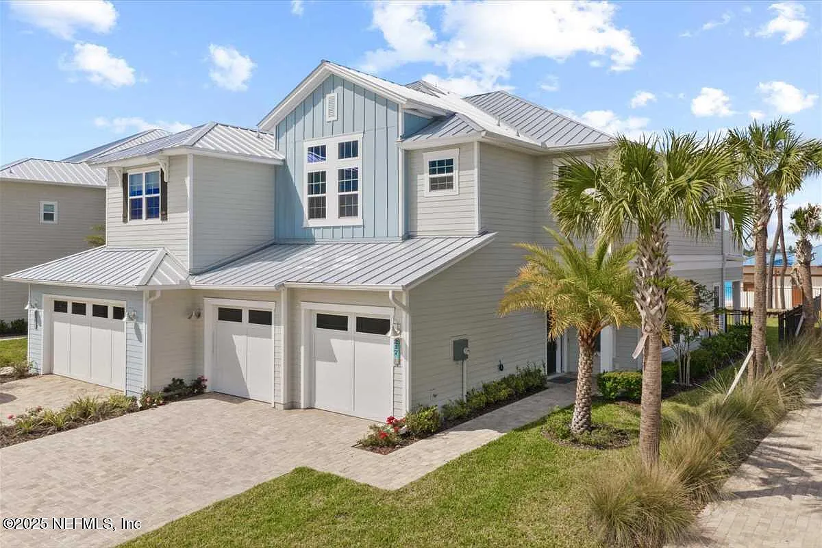 3 bed, 5.0 bath, 2639 sqft, $5,100 — Photo 2