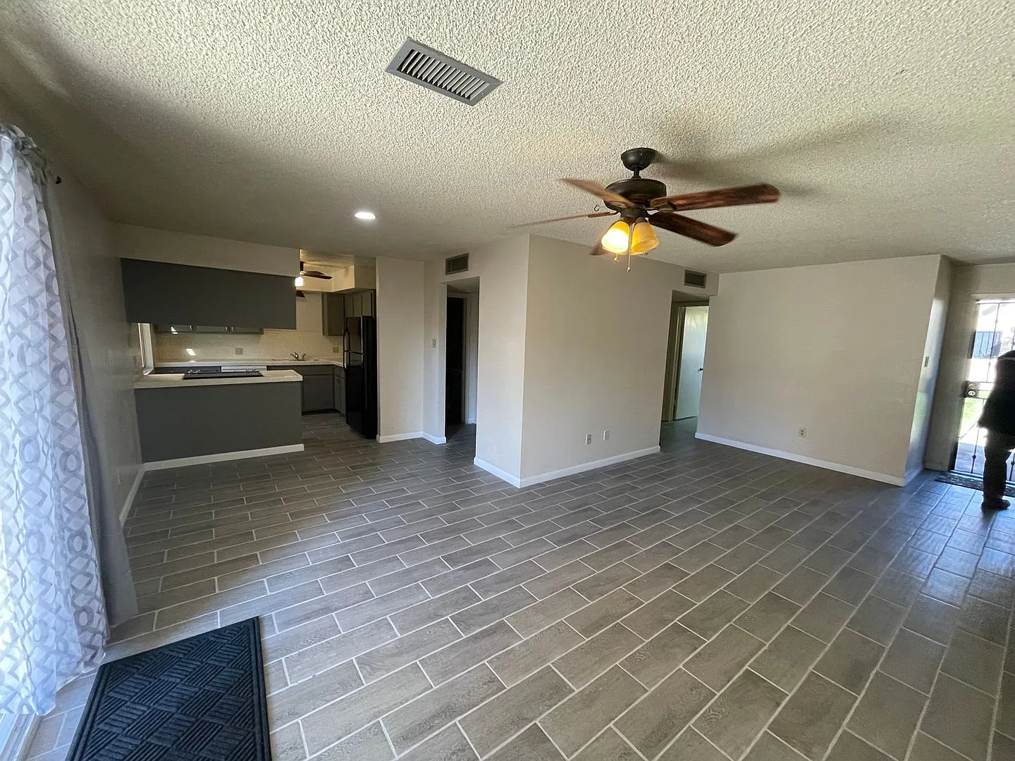 Cute 2 bedroom 2 bath Condo for RENT in Four Palms Condominium Complex — Photo 2