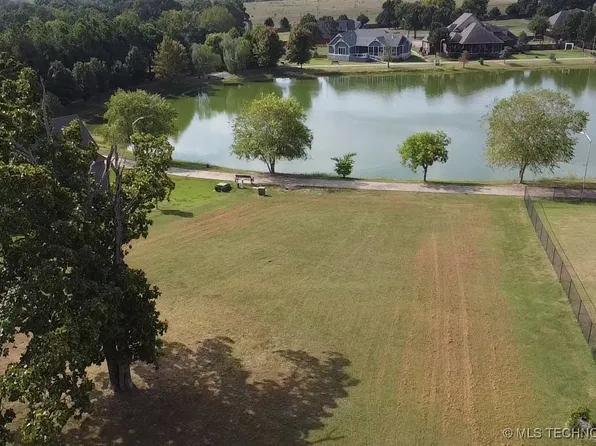 725 W Northlake Dr, Tahlequah, OK 74464