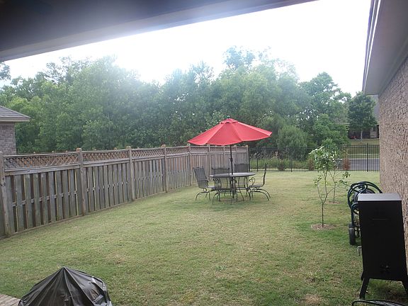 Fenced  yard great for pet