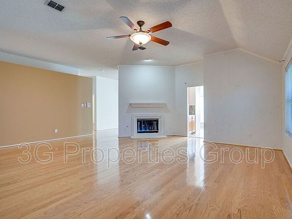 4th image of 2701 Chatsworth Dr